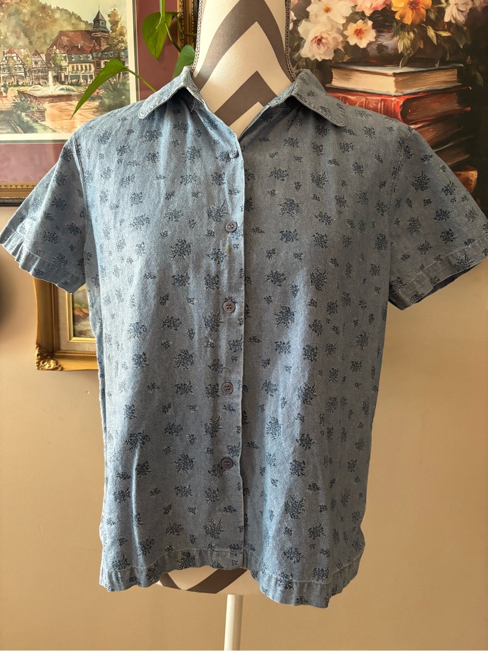 *VINTAGE* Jean Blue Short-Sleeve Button-Down Shirt with Floral Design
